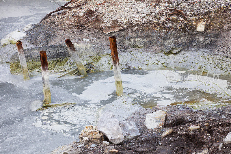 新西兰罗托鲁瓦硫磺滩的硫酸泥池