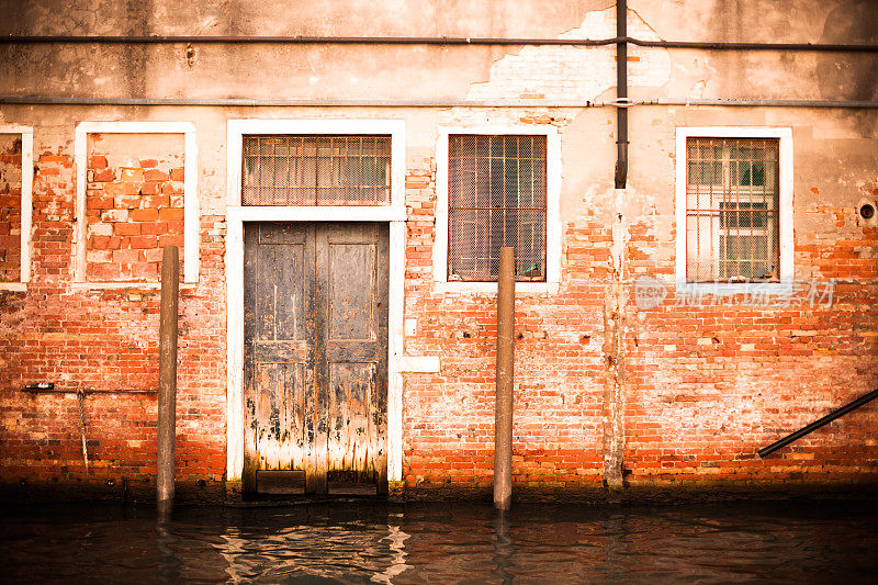 威尼斯运河上的砖砌建筑