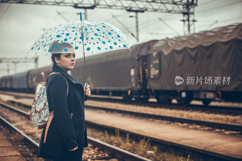 年轻女子在地铁里等对了车