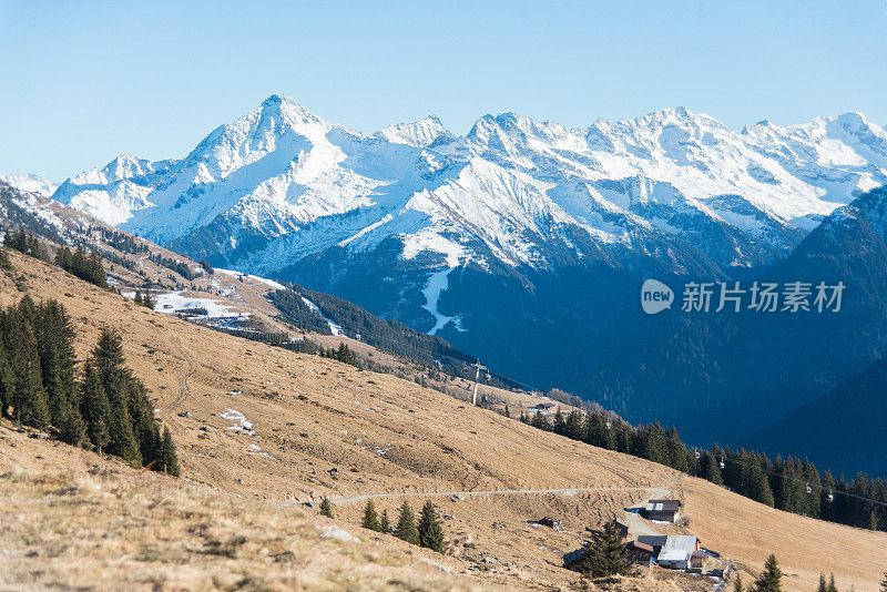 西勒塔尔冰川腹地的雪山山峰