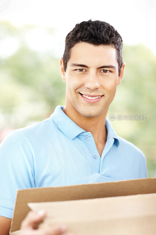 搬进公寓-微笑的男人提着一个箱子