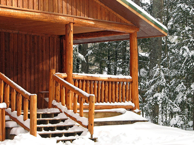 白雪覆盖的小屋门廊