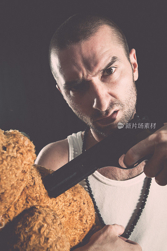 有个暴力男子拿枪威胁泰迪熊