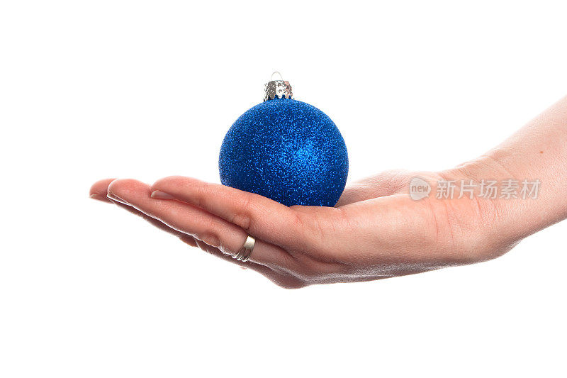 蓝色的圣诞装饰品在手