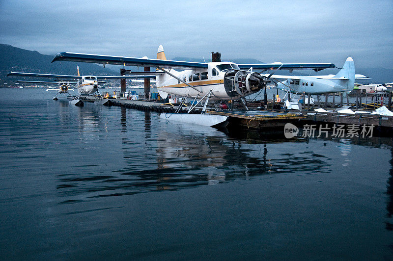 水上飞机在晚上的水上，温哥华
