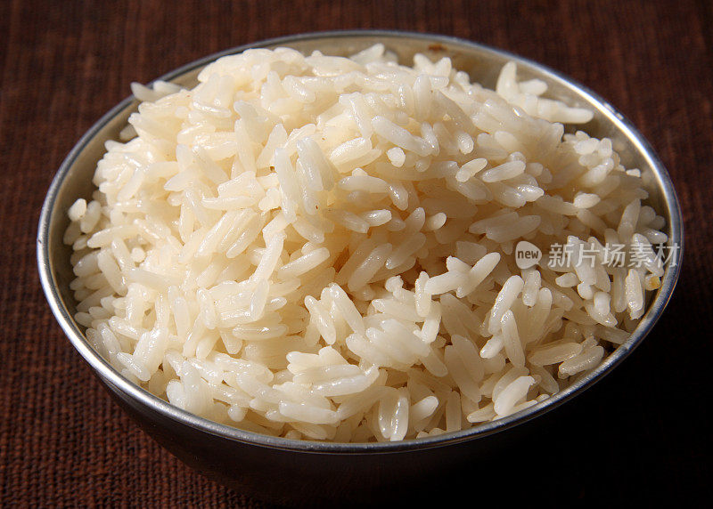 米饭在钢碗里煮