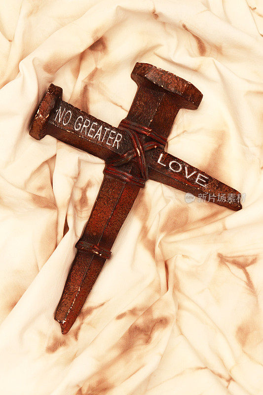 宗教:生锈的铁钉十字架，没有更大的爱
