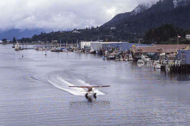 阿拉斯加水上飞机降落在阿拉斯加的锡特卡水道