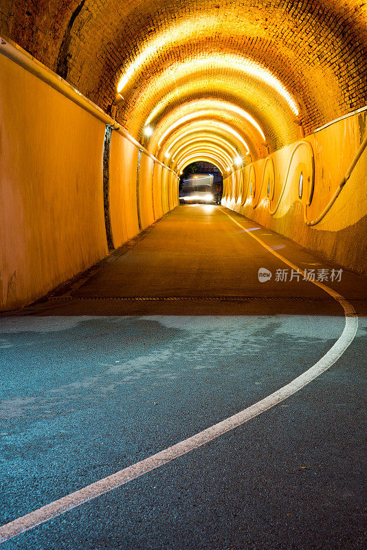蒙特罗索海隧道，意大利五陆地