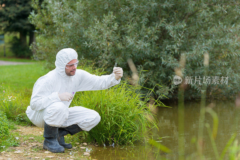 科学家检测有毒的水