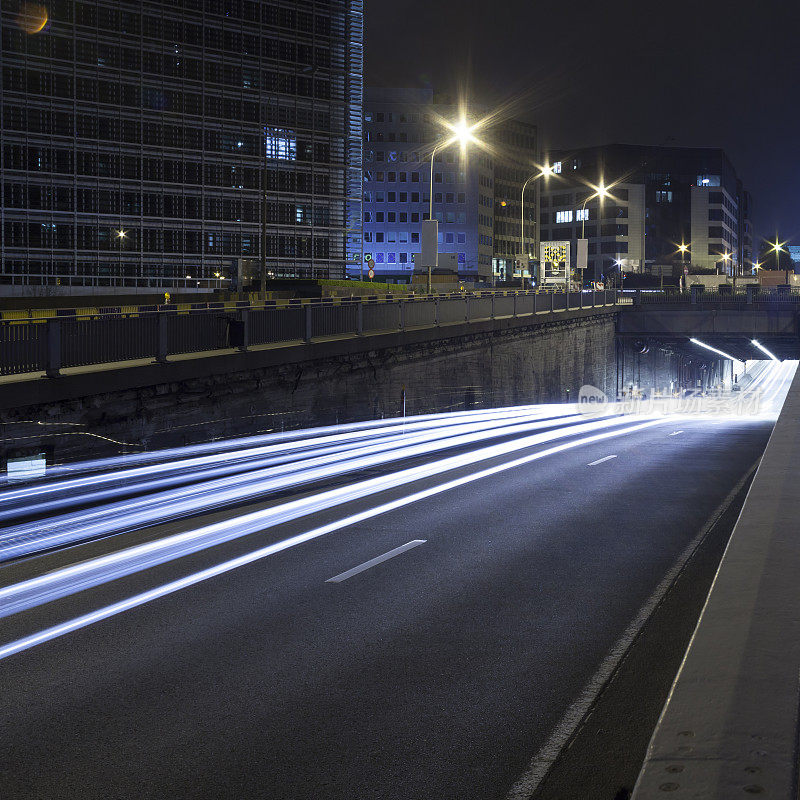 比利时布鲁塞尔的城市道路灯光小径