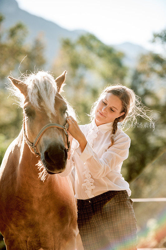 年轻女子驾驭着马