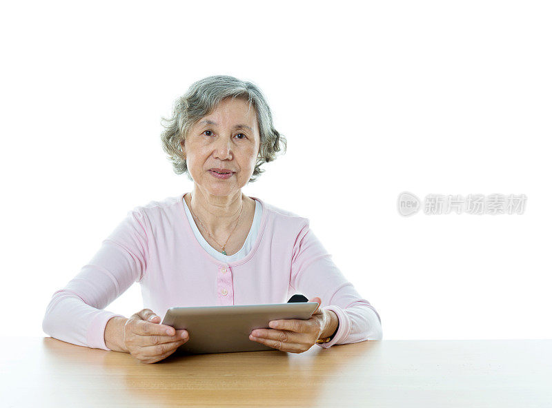 亚洲年长女性手持平板电脑