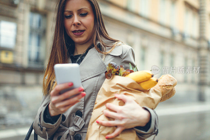 女人携带杂货