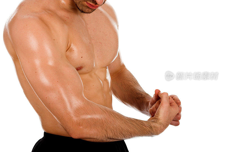 男性强壮的肌肉身体