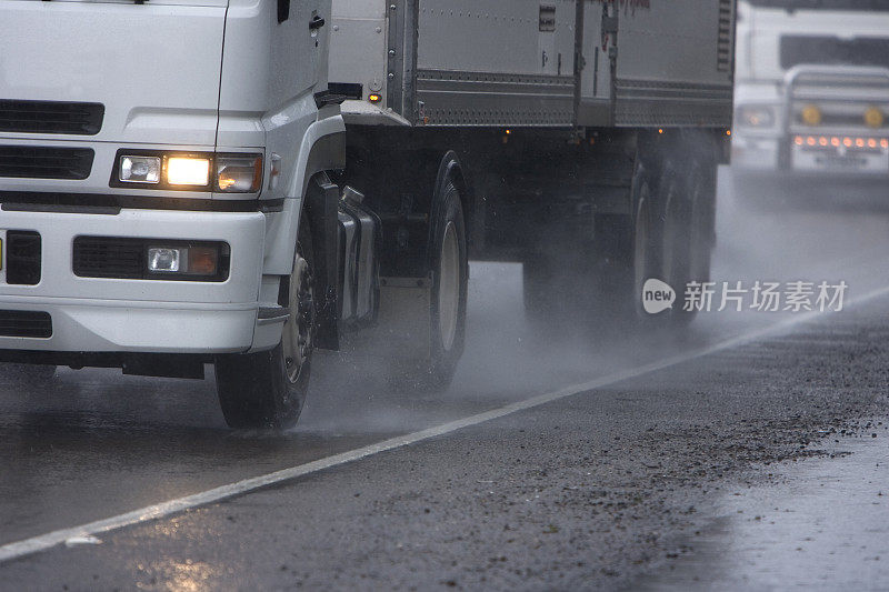 卡车在潮湿的公路上行驶