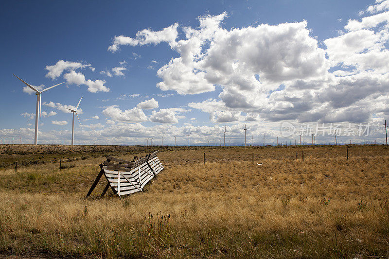 在犹他州的一个场地上有风力涡轮机的风电场