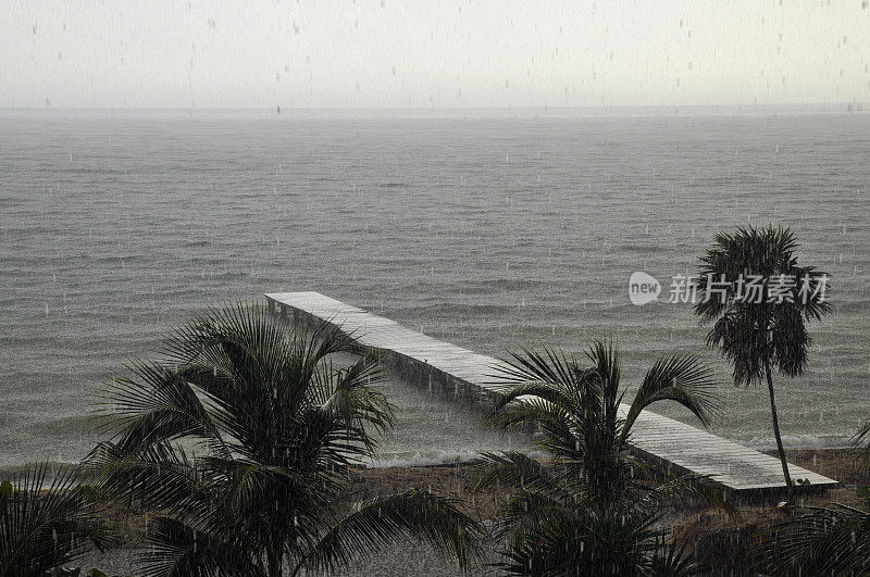 加勒比海热带海滩遭遇暴雨袭击