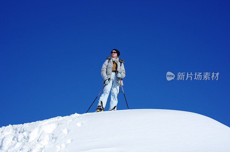 女孩雪地鞋之旅，蓝天