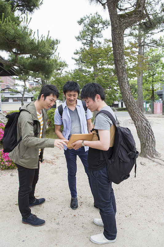 日本学生与同学一起在日本京都查看记事本