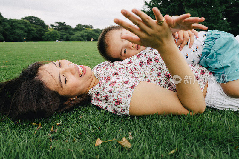 妈妈和儿子一起在公园里玩