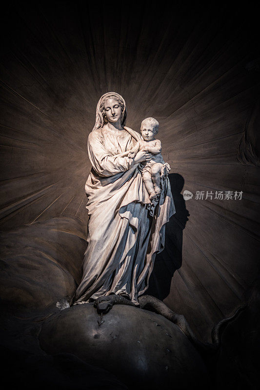 圣母和圣婴雕像在圣叙尔比斯