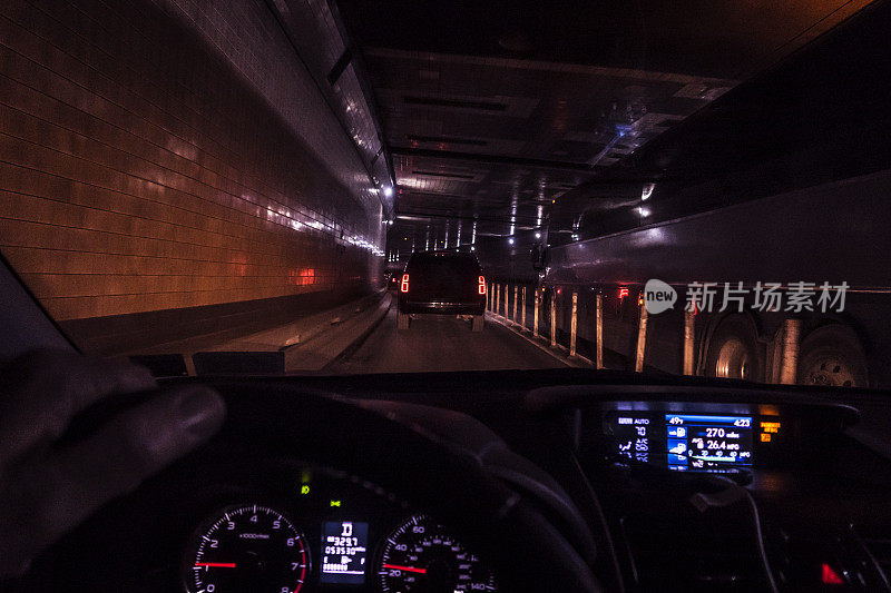 汽车司机POV开车穿过幽闭恐怖的林肯隧道