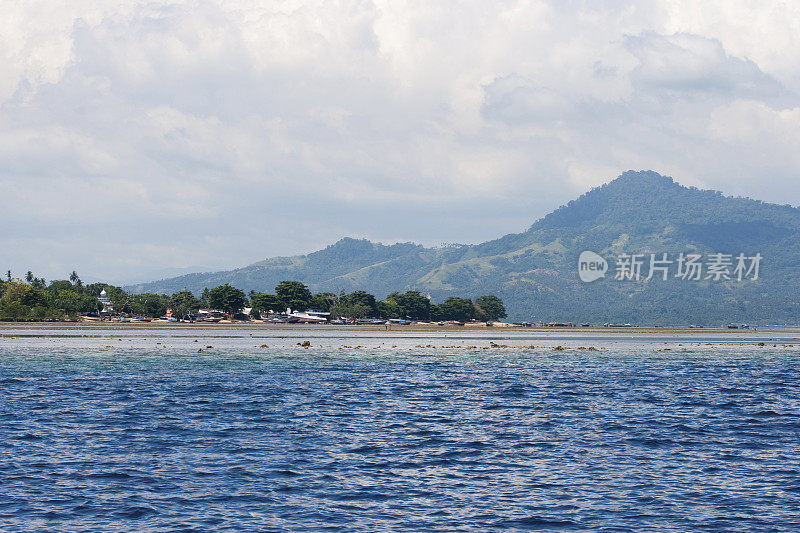 退潮时的Bunaken村，后面是Manado大陆