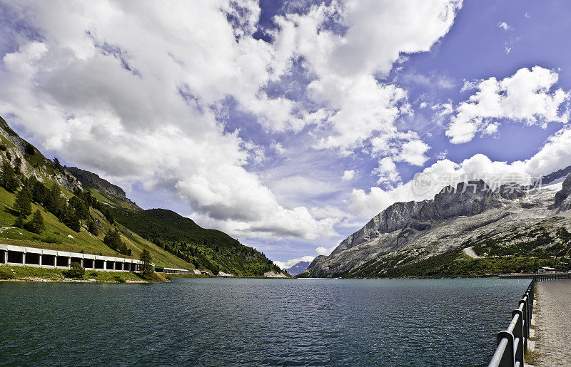 高山Fedaia湖景观，夏季白云岩