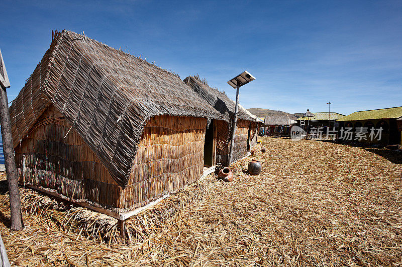 喀喀湖乌鲁斯群岛上的草屋