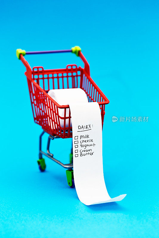 超市手推车上的高钙乳制品购物清单