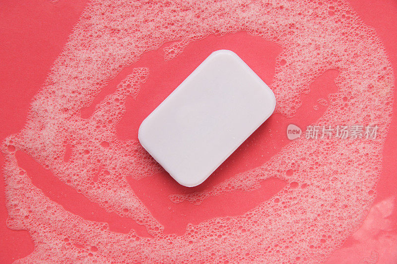 粉色背景上的肥皂