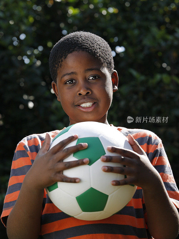 非洲男孩和他的足球