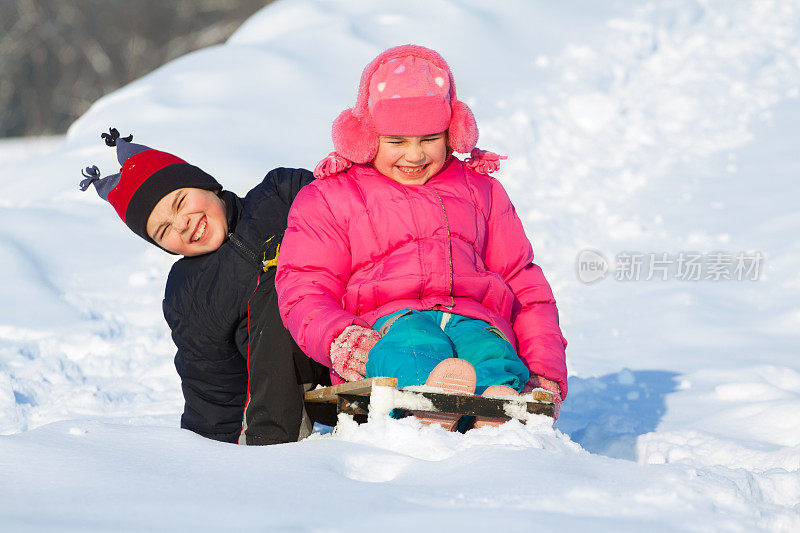 小孩子在雪里玩