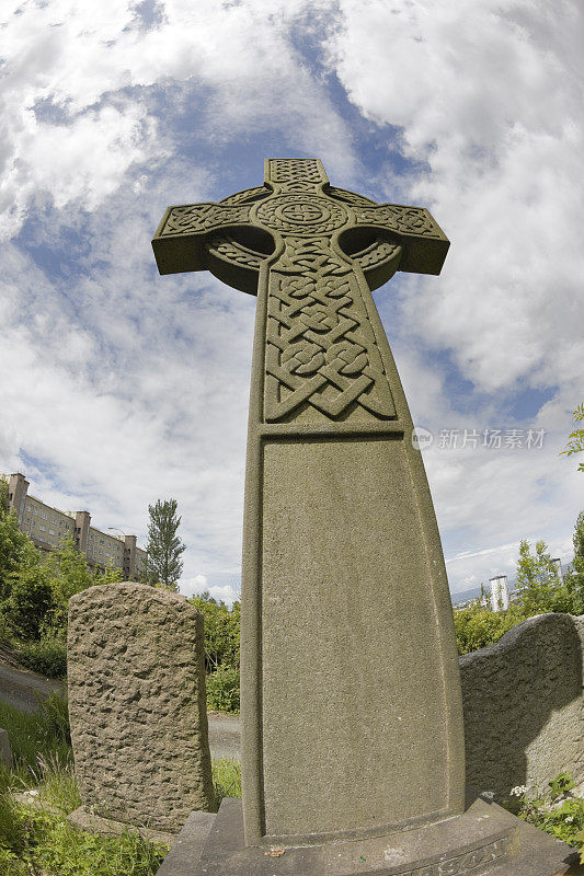 城市墓地中的凯尔特十字架