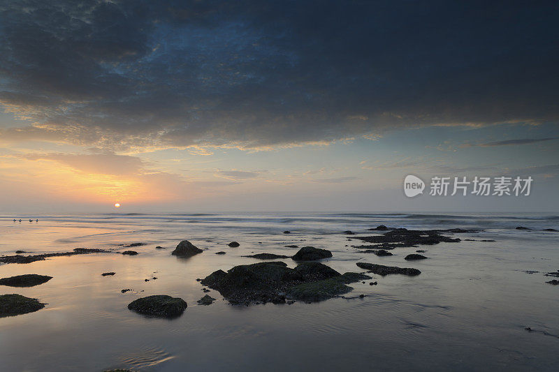 日落前的忧郁海景