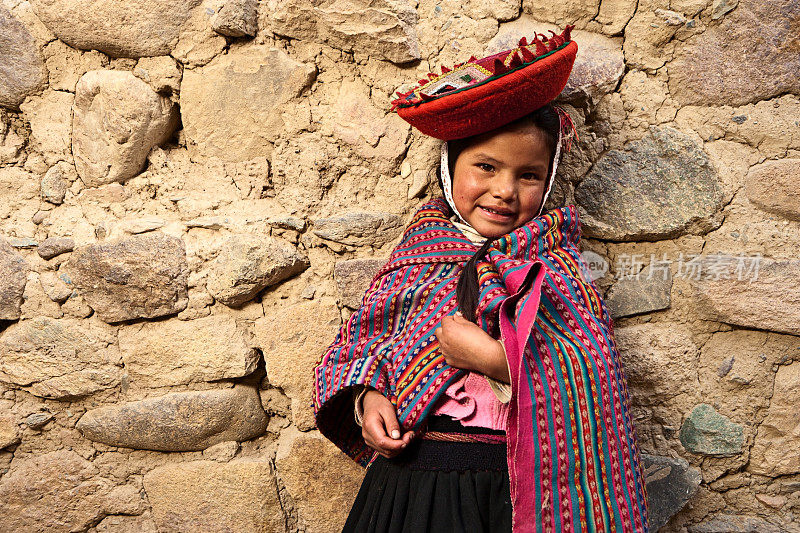 穿着民族服装的小女孩，秘鲁圣谷