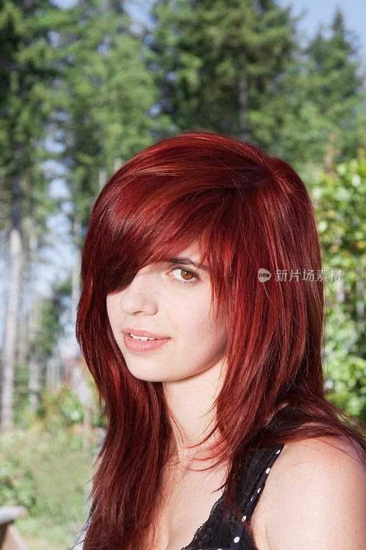 年轻漂亮的红发女人