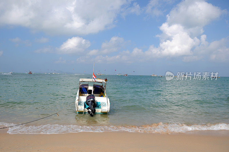 船和浪与蓝天泰国芭堤雅海滩