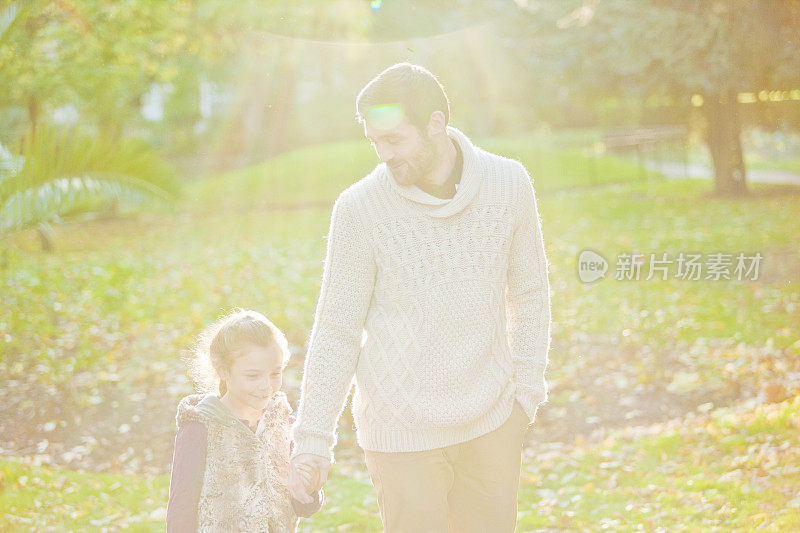 父亲和女儿在伦敦的公园散步