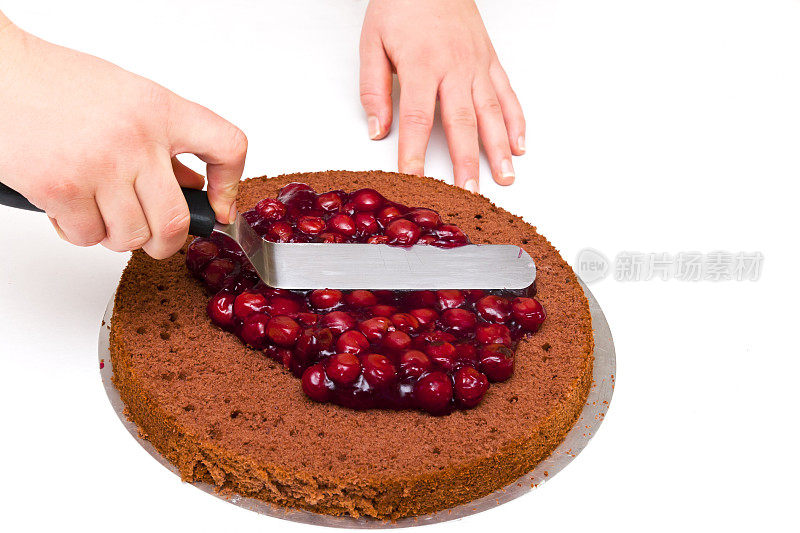 在蛋糕底上撒樱桃