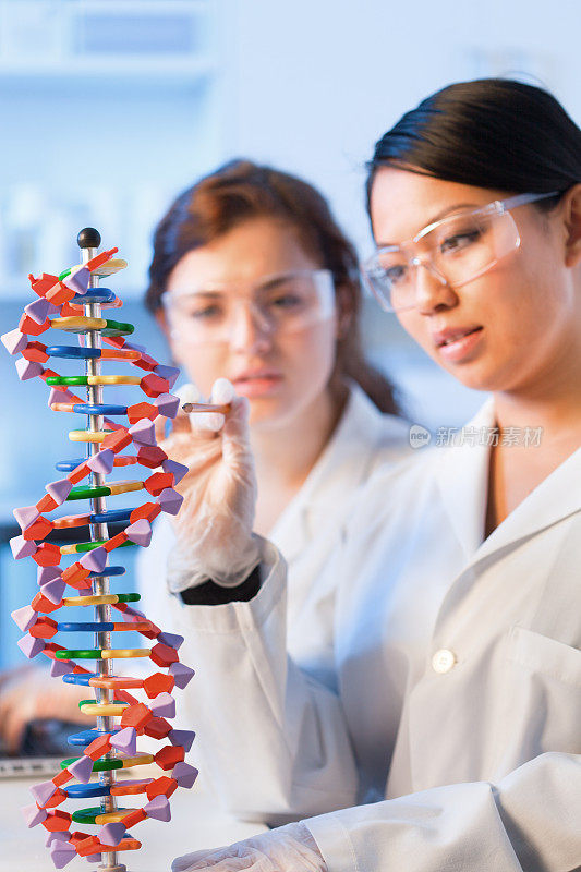 在研究实验室学习DNA基因组生物化学的女科学学生