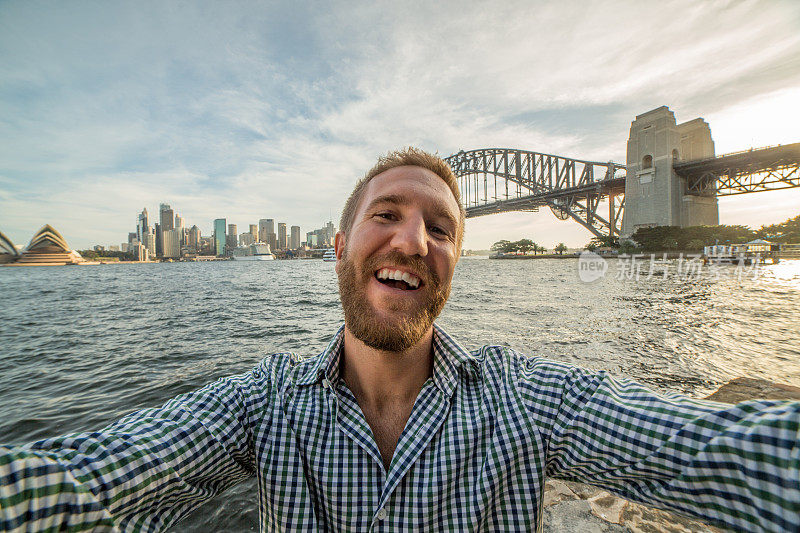 一个年轻人的自画像和悉尼的地平线