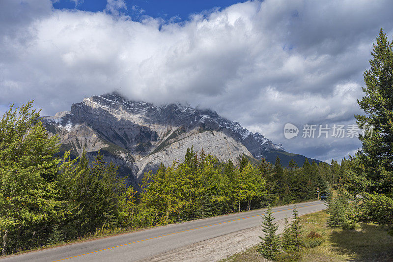 班夫国家公园公路之旅穿过加拿大的落基山脉