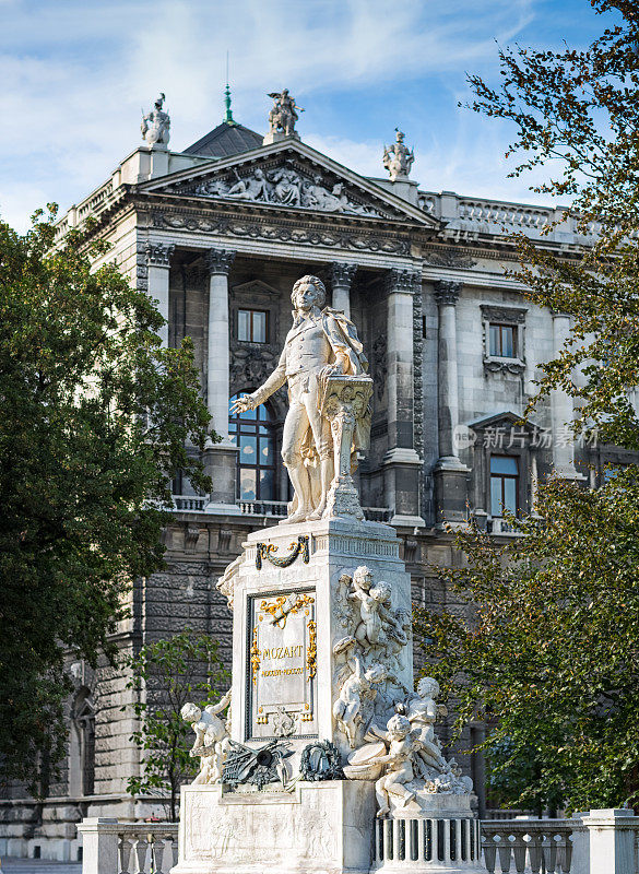 奥地利维也纳堡加滕的莫扎特雕像