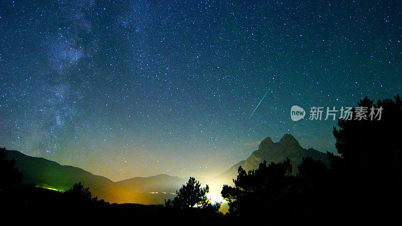 英仙座流星雨夏夜的Pedraforca