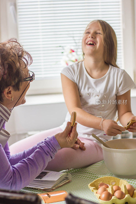 奶奶和孙女在做饼干。