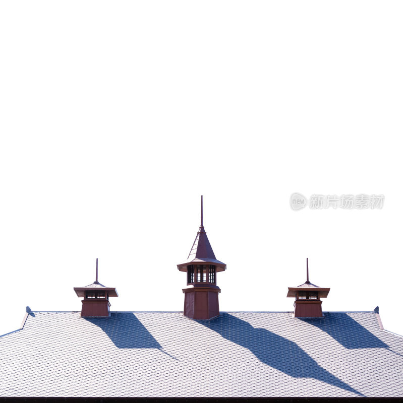 屋顶上有烟囱和塔，映衬着白色的背景，复制空间