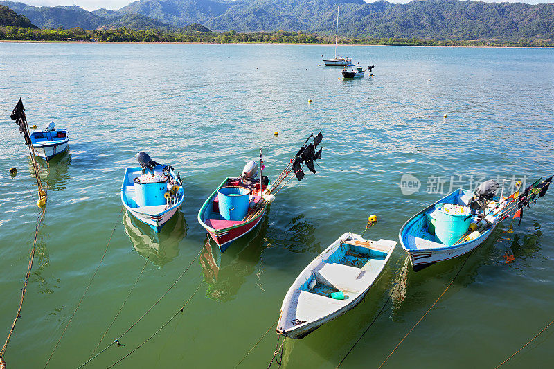 哥斯达黎加村庄里的小渔船