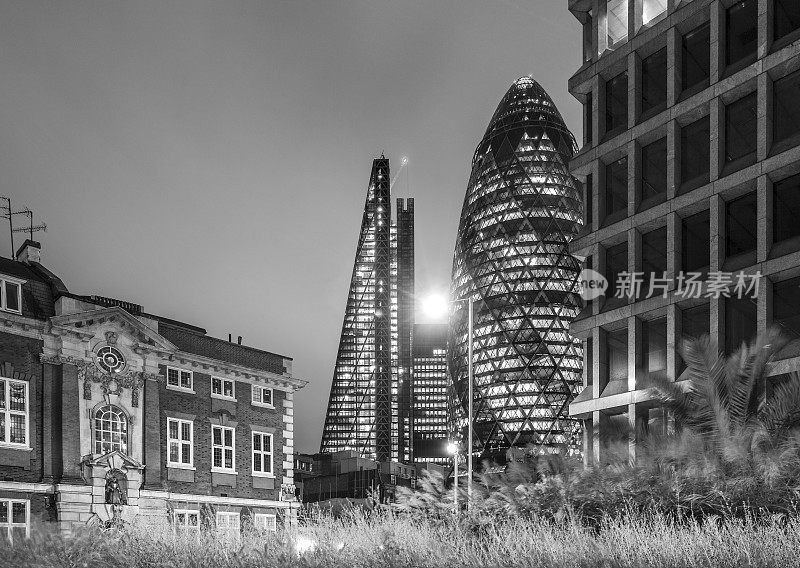 伦敦的新老建筑在晚上